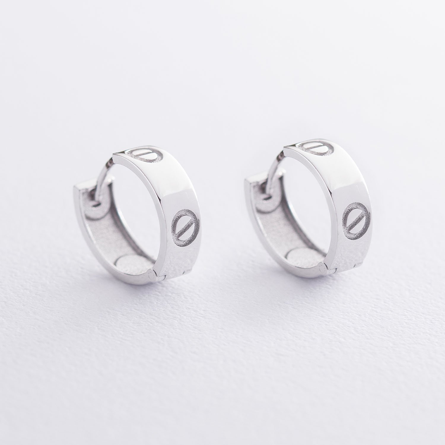 

Серьги - кольца "Love" в белом золоте с05479 Оникс