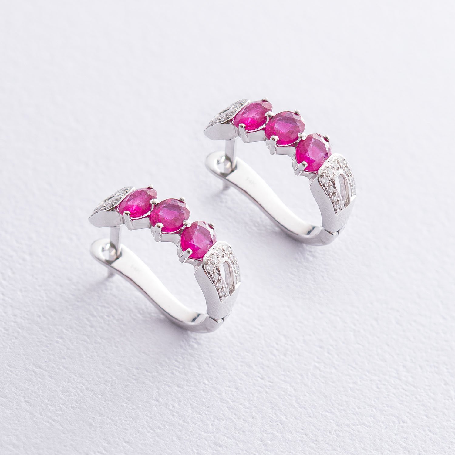 

Золотые серьги с бриллиантами и рубинами E10853Raj Оникс