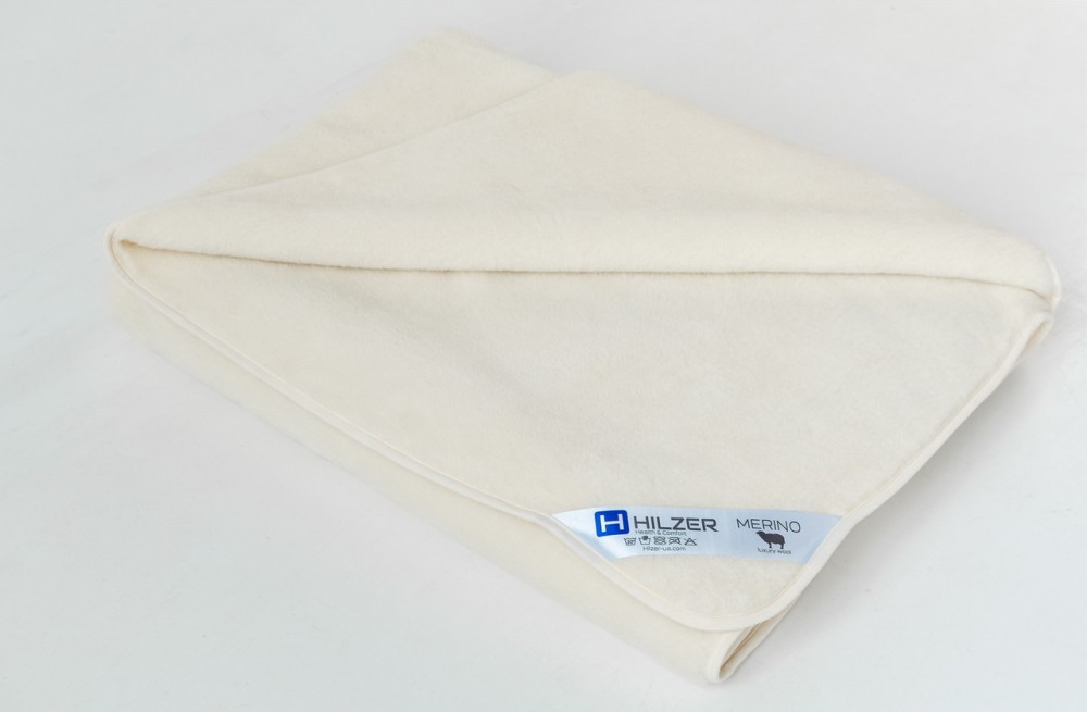 

Одеяло из шерсти мериноса Woolmark HILZER Merino Шерсть/Шерсть 140х100 см Антиаллергенное Всесезонное + Антимолевый чехол ( FB1117602001HZ)