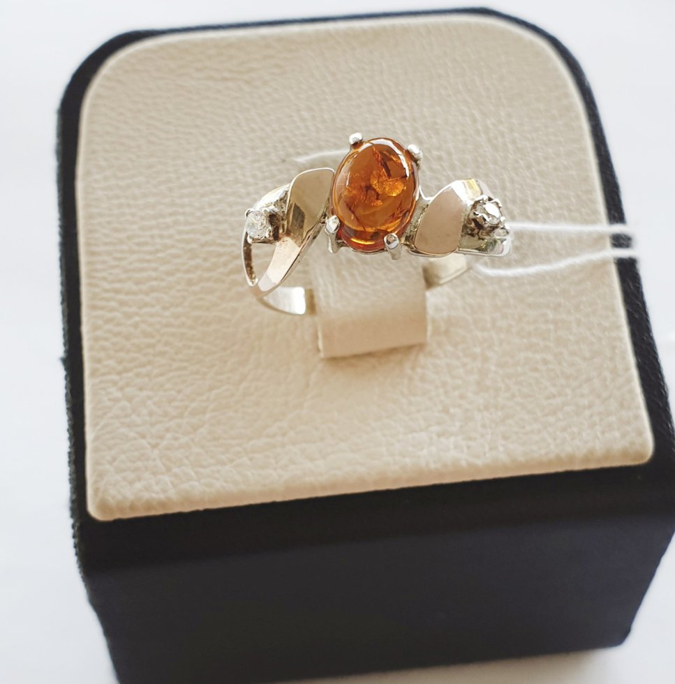 

Кольцо серебряное с янтарем 18,5 2 г