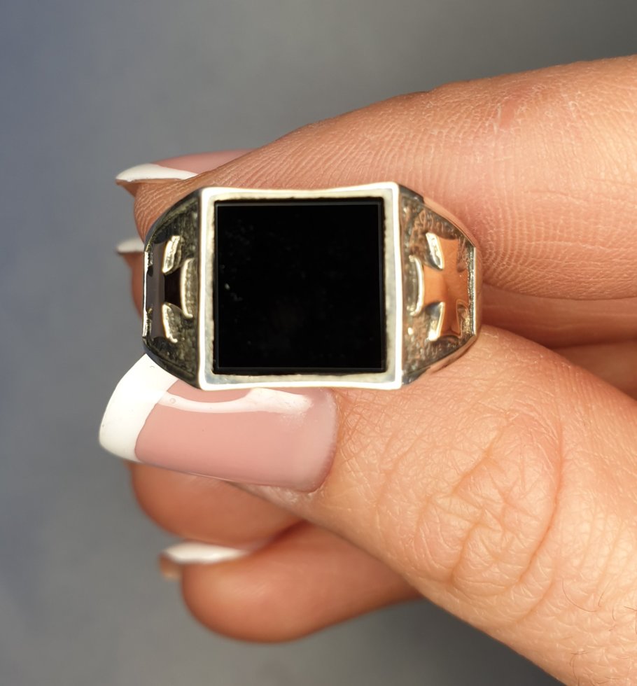 

Кольцо серебряное с ониксом 22 5,52 г