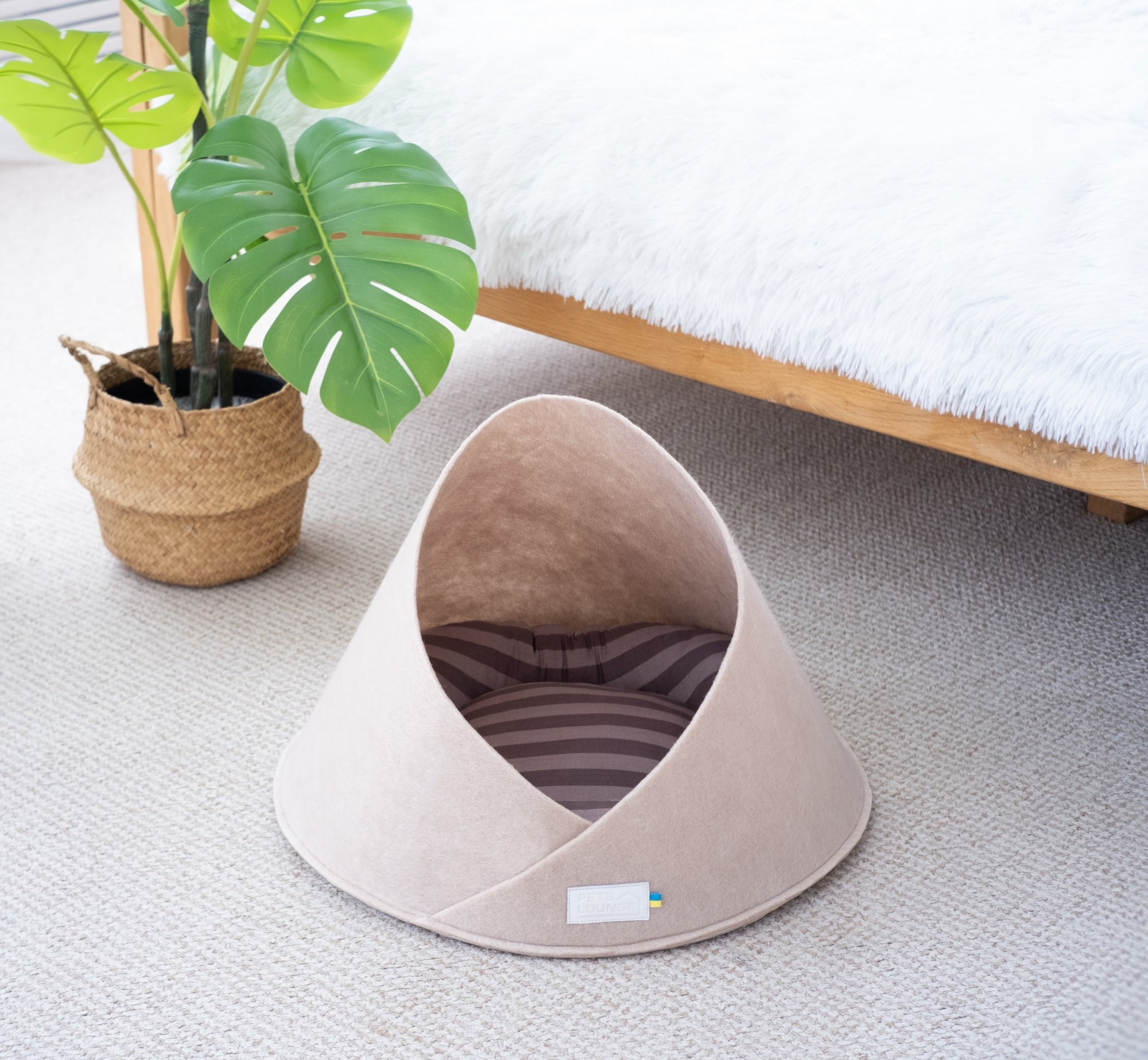 

Лежак из войлока для котов и собак Pets Lounge Cave Beige, 45 см
