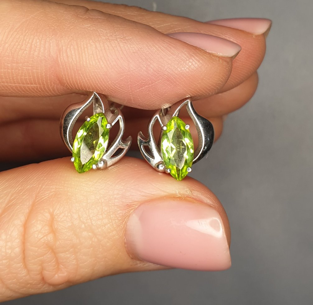 

Сережки серебряные с хризолитом 3,40 г