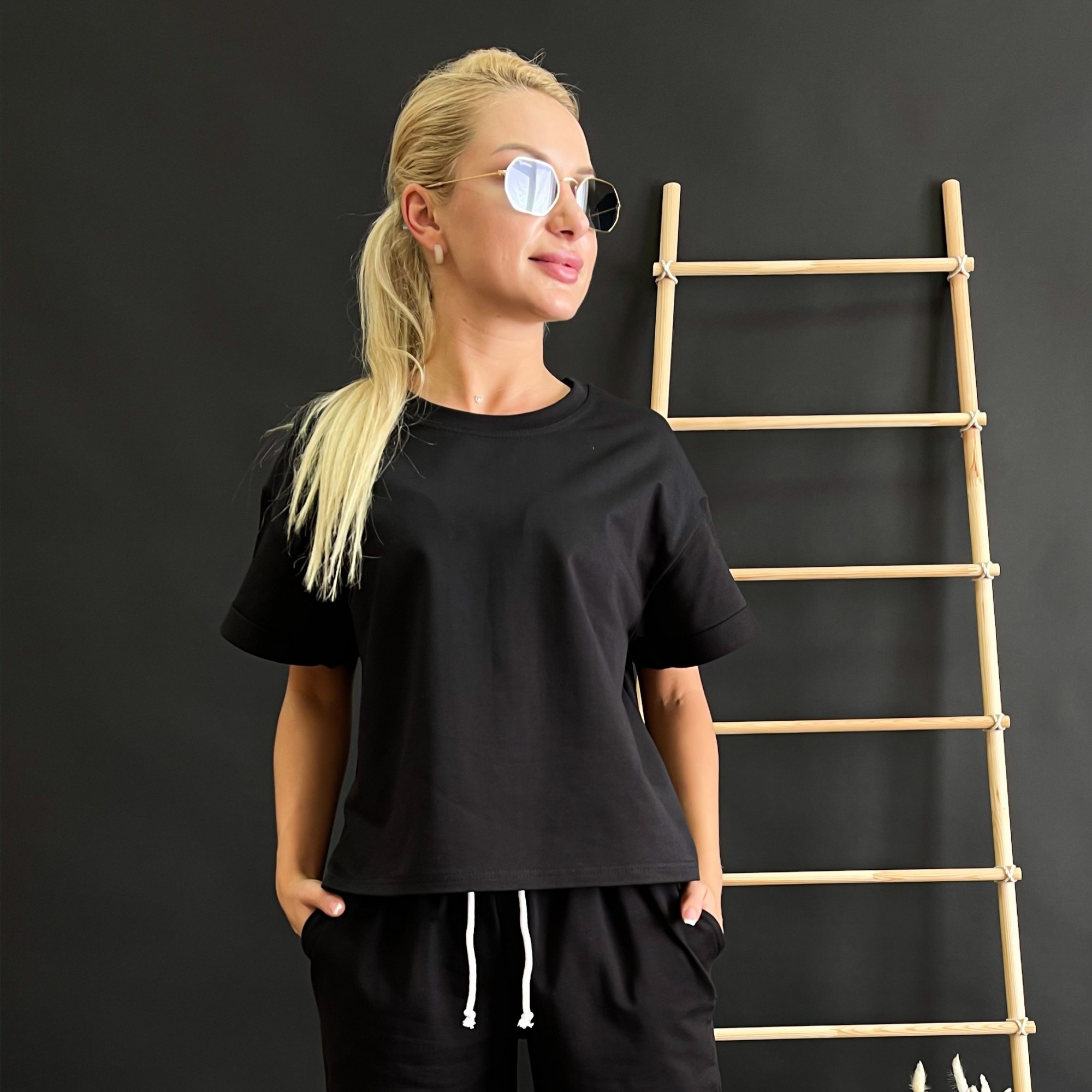 

Кроп-топ Baysho базовый с закатанным рукавом Двунитка XL Черный (BD0301-100)