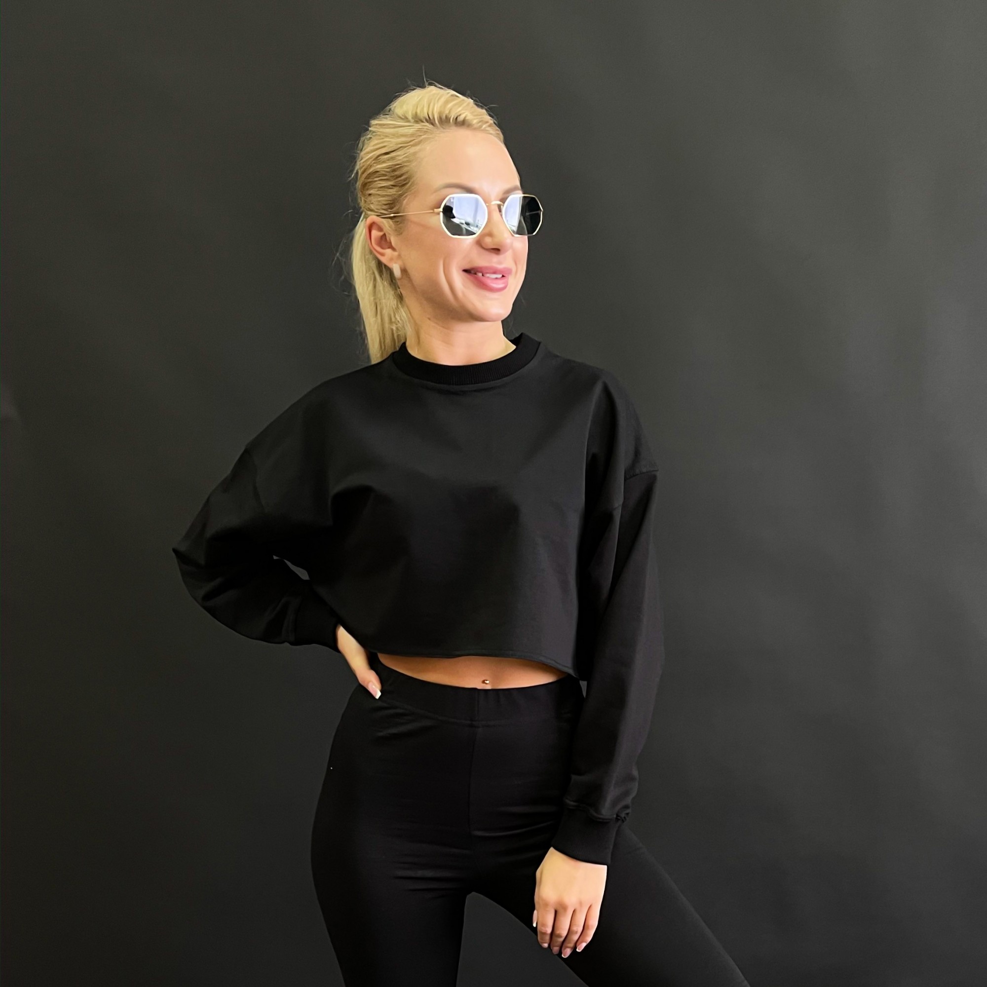 

Свитшот Baysho оверсайз укороченный Двунитка M Черный (Bd1101-100)