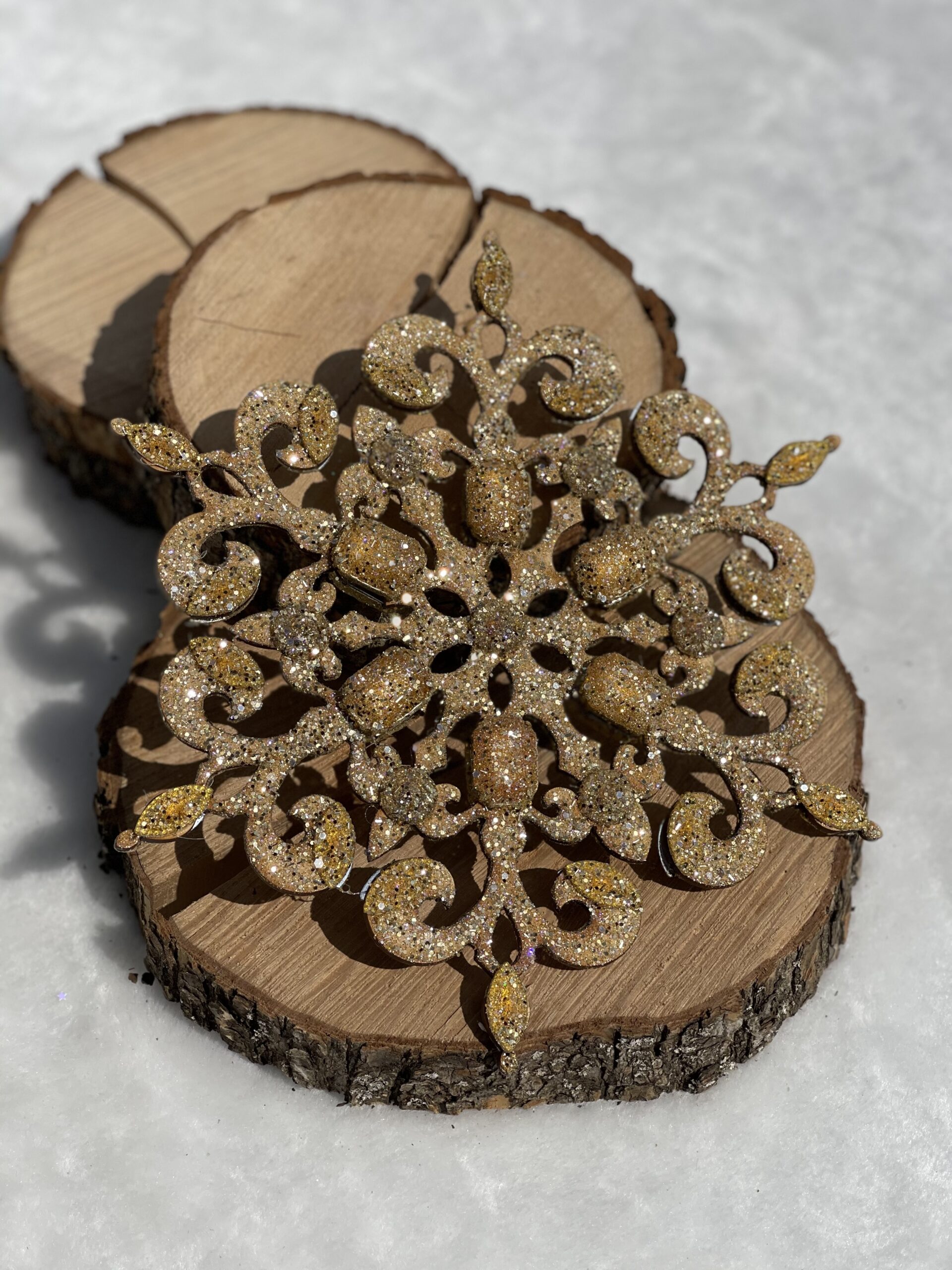 

Новогодний декор Lily Decor Снежинка деревянная со стразами в золоте 20.20