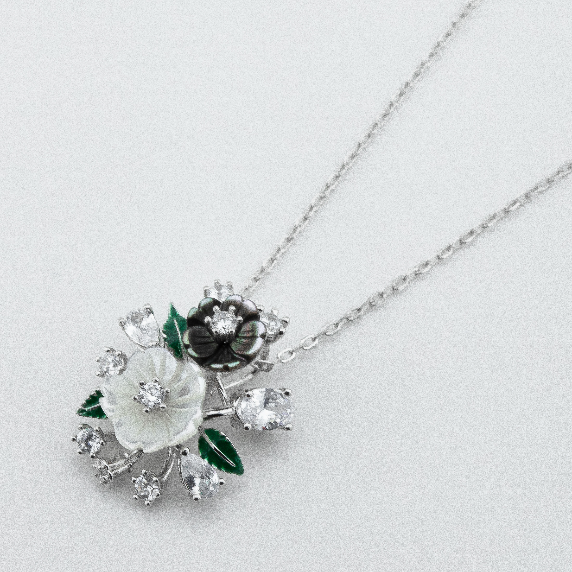 

Серебряное колье Цветы ko14625 Диамант, 45 размер
