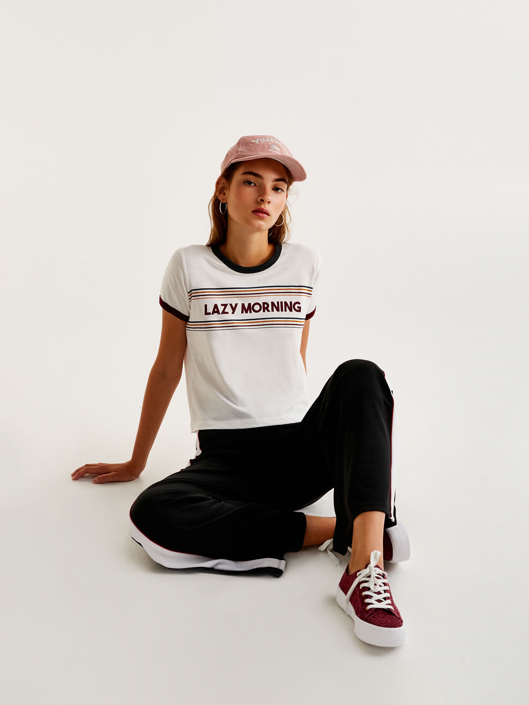 Акція на Футболка Pull & Bear 09236350805 XS Принт від Rozetka