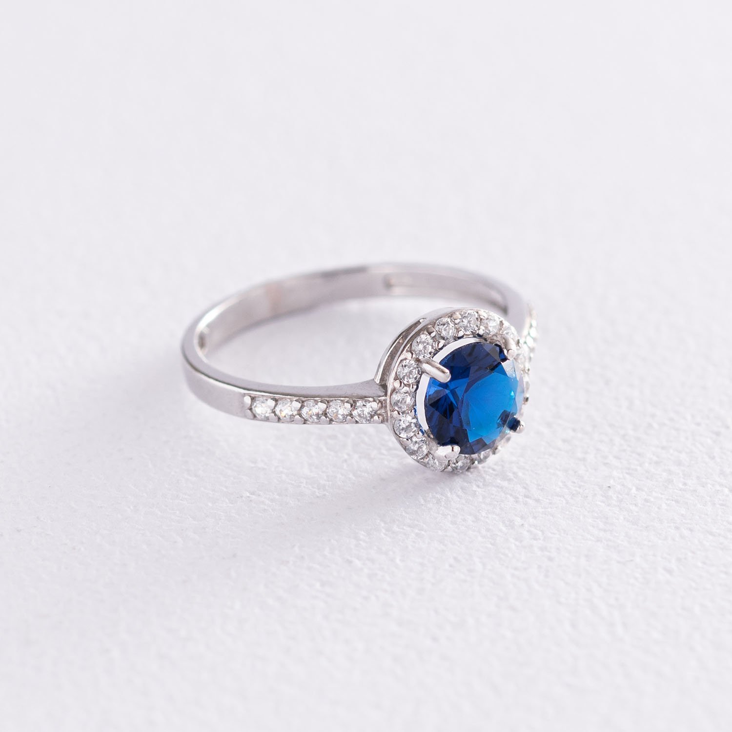 

Серебряное кольцо с фианитами 112582 Оникс 16.5
