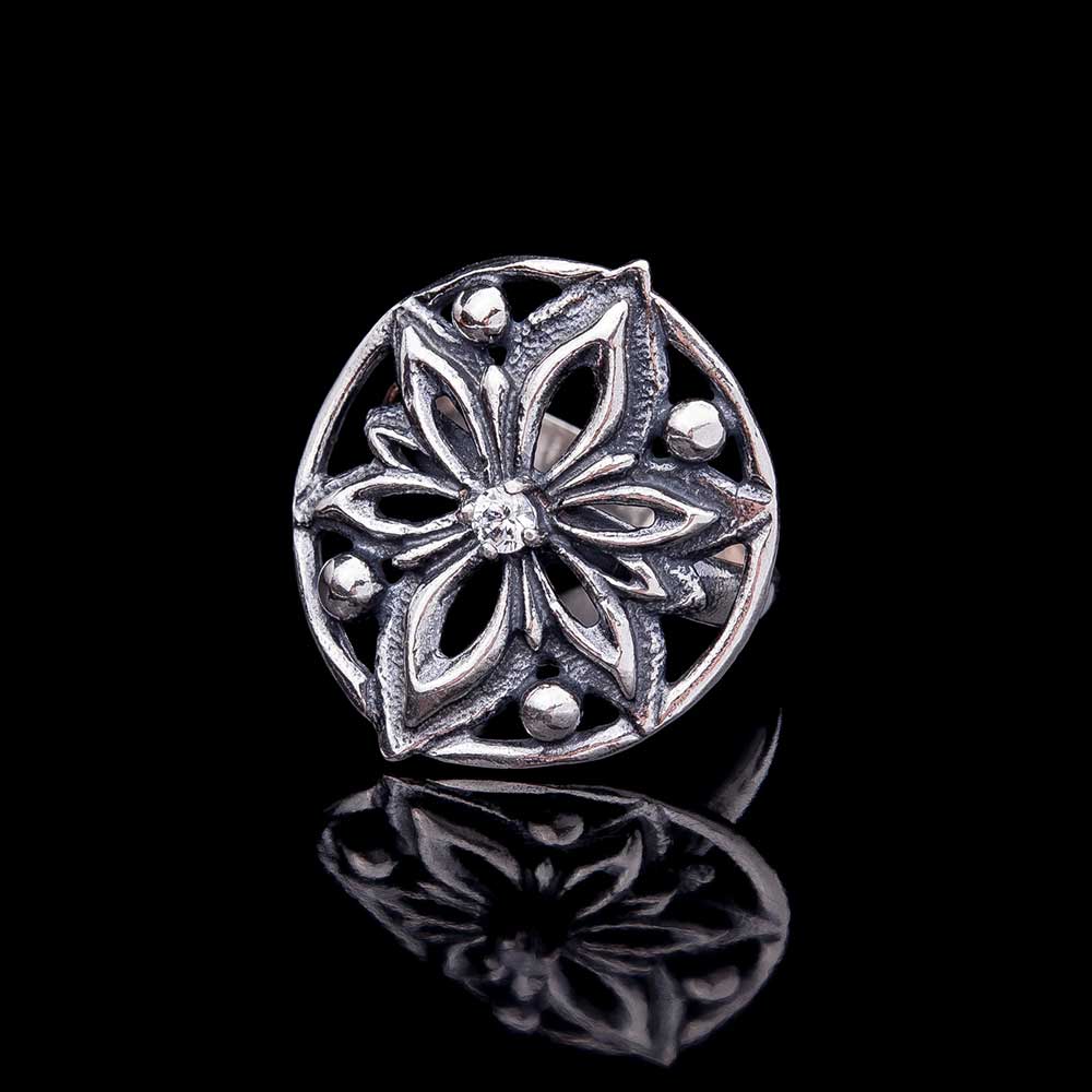 

Серебряное кольцо "Цветок" с фианитами 11585 Оникс 18.5