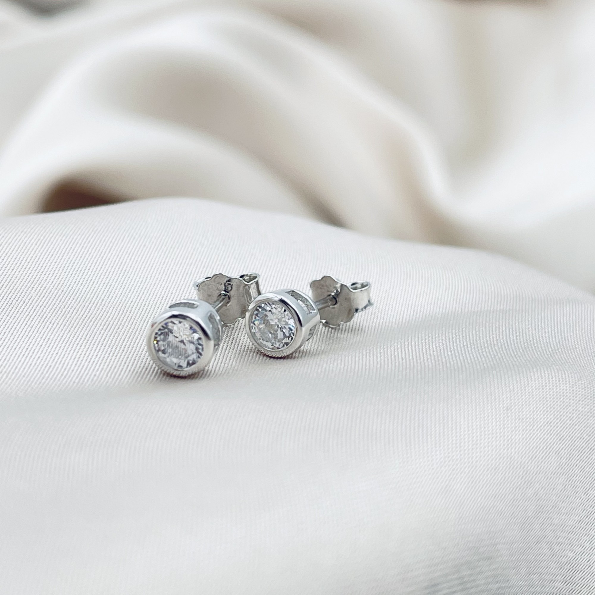 

Сережки гвоздики із срібла Капля Top Silver 1.3 г 00054