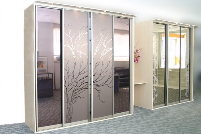 

Двери раздвижные для шкафа-купе 2157*460 с пескоструйным рисунком зеркальный