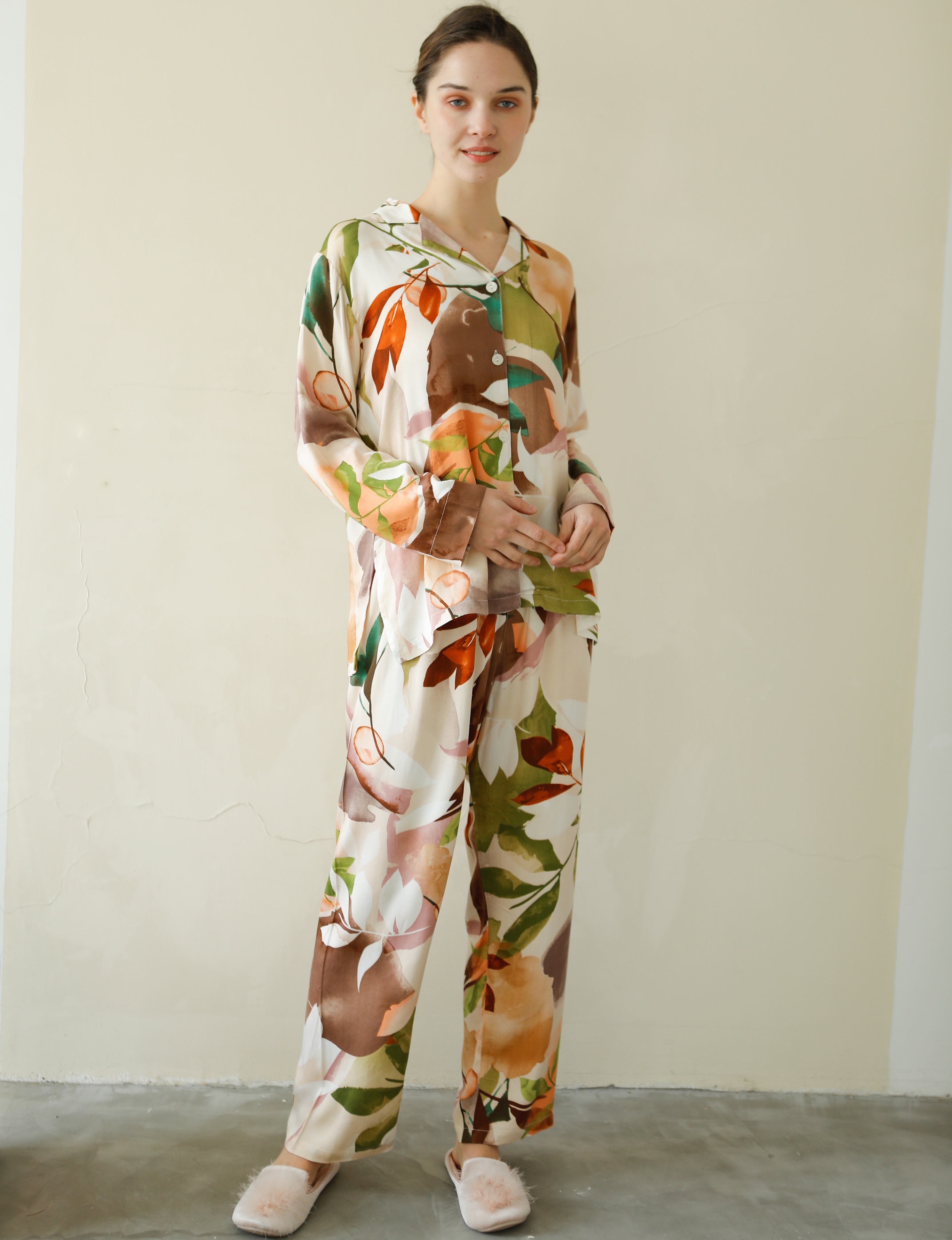 

Пижама женская Leaf fall Berni Fashion (S) Бежевый