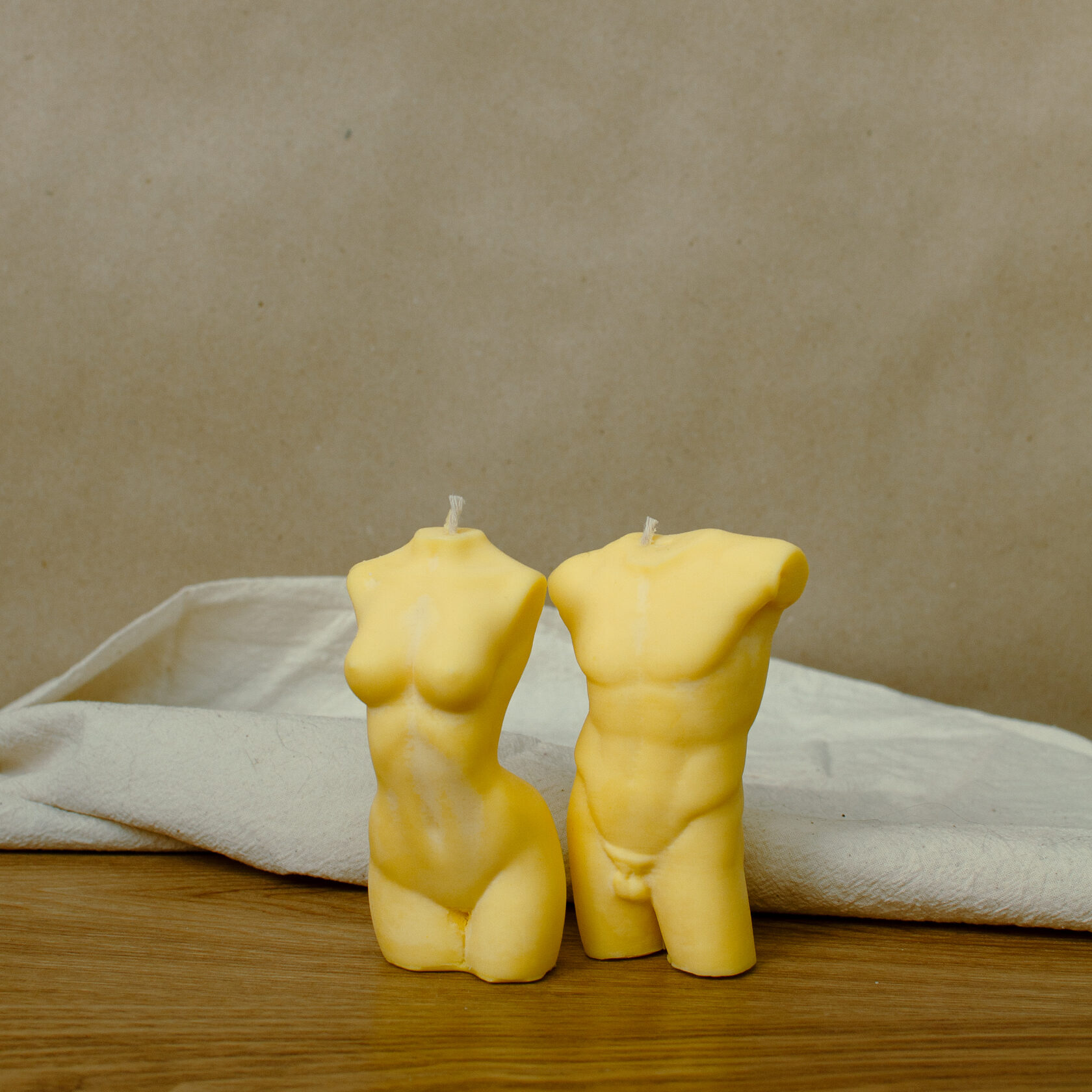 

Набор свечей из натурального соевого воска в форме Мужского и Женского тела NUDES decor лимонного цвета