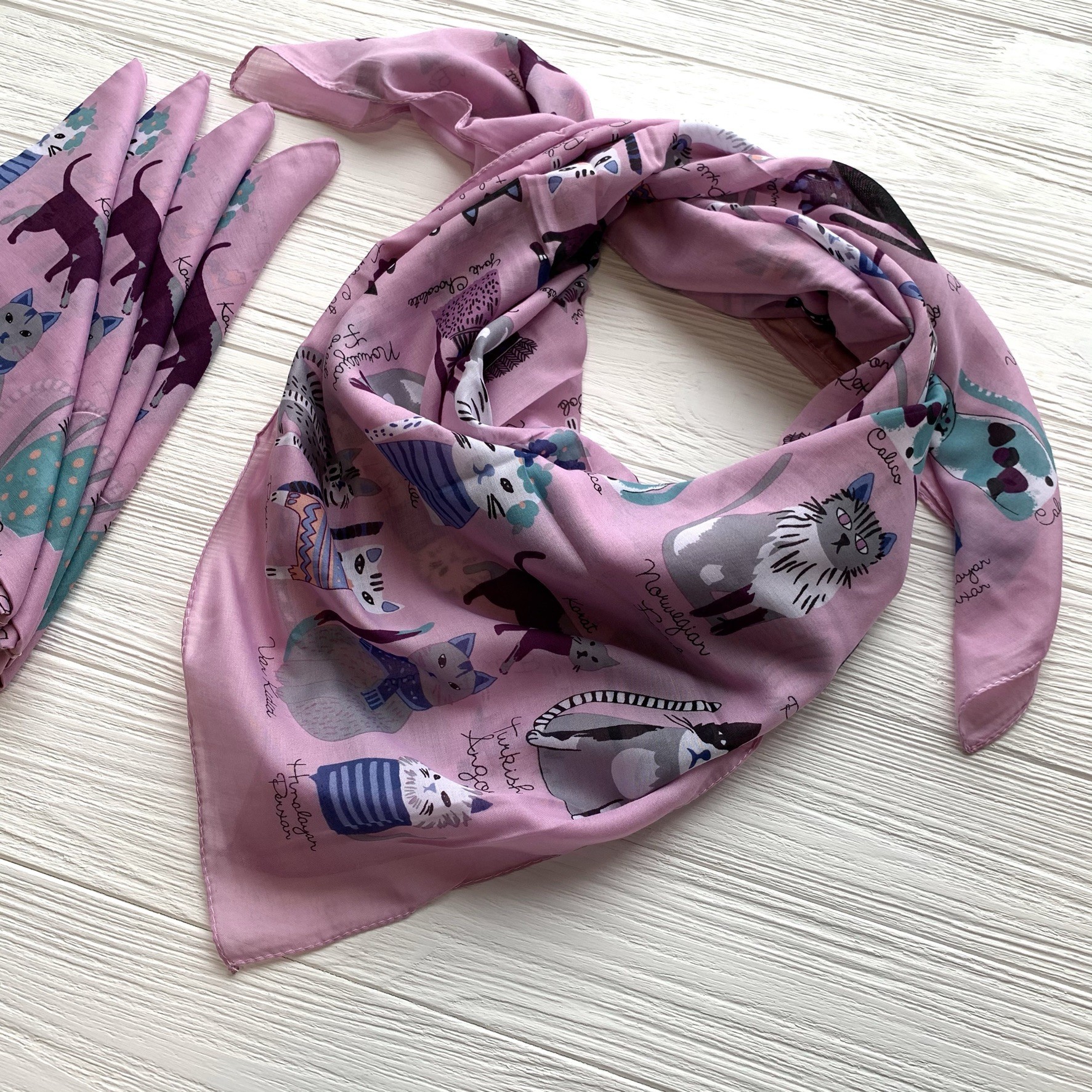 

Платок с котиками Madame Polo 99 см на 99 см розовый 100152