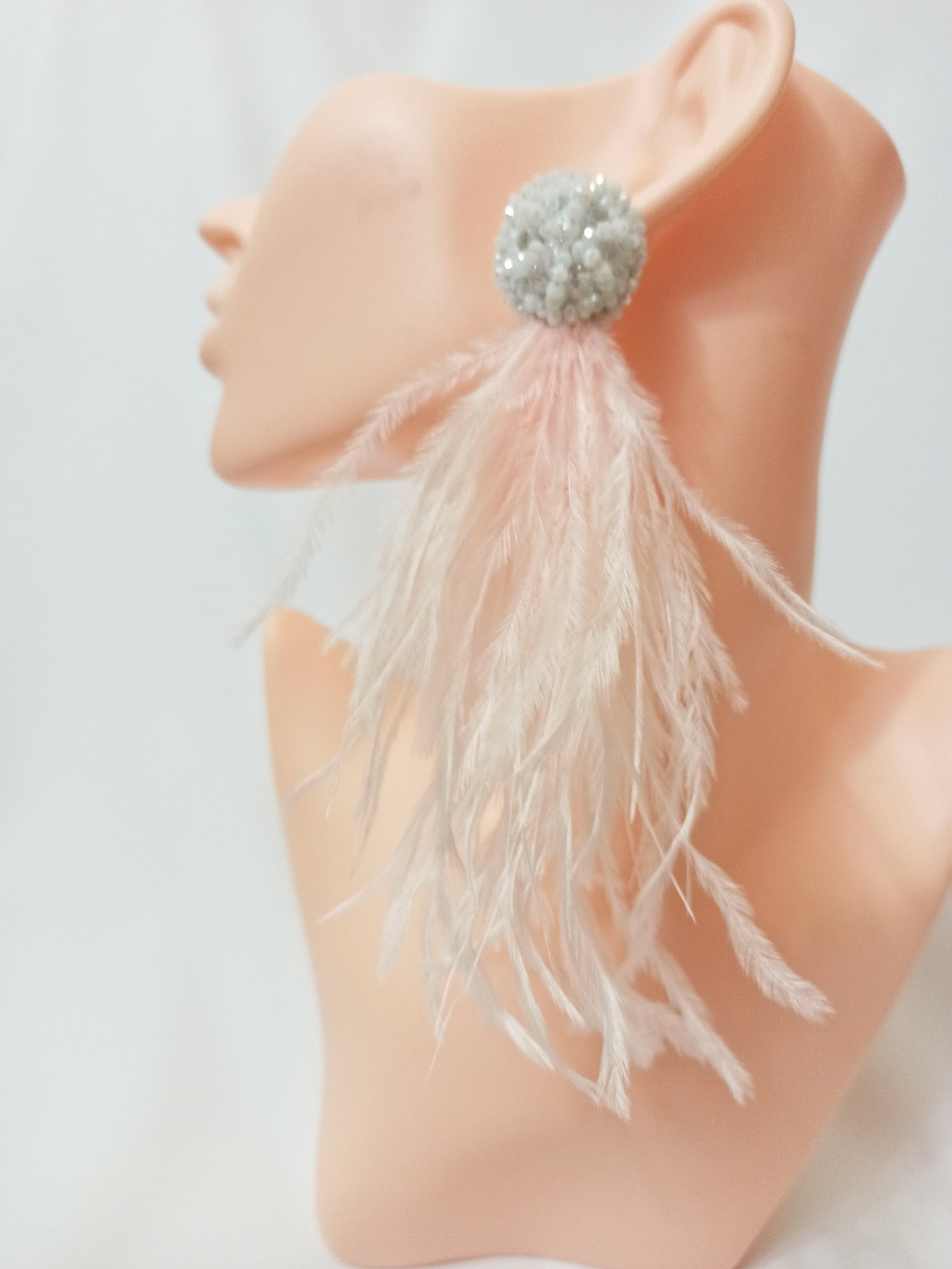

Серьги из перьев Ksenija Vitali Beige SP-00014