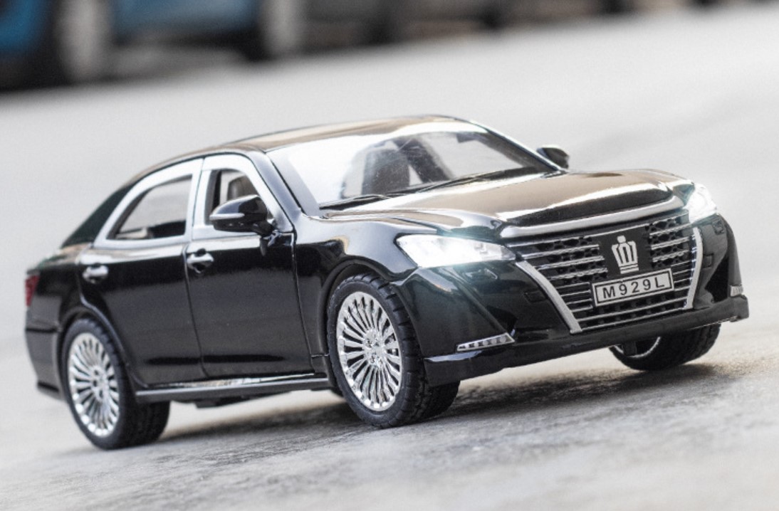 

Модель легкового автомобиля Toyota Crown 1:24 детская черная игрушечная машина