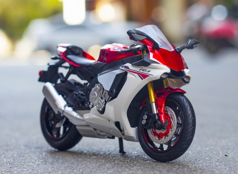 

Моделирование мотоцикла 1:12 Yamaha YZF-R1 красного цвета