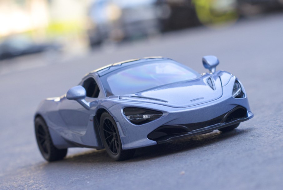 

Спортивный автомобиль McLaren 720S 1:32 с функцией устойчивости к звуку и свету синий