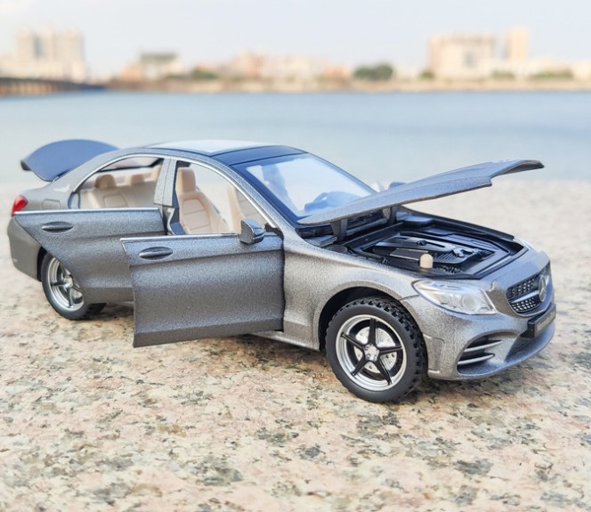 

Модель легкового автомобиля Mercedes-Benz C260 1:32 звук и свет серого цвета
