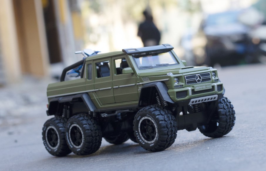 

Внедорожник Mercedes-Benz G63 6X6 зеленый 1:28 функция устойчивости к звуку и свету