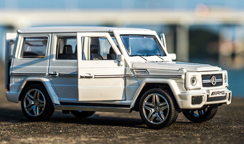 

Модель автомобиля из сплава Mercedes-Benz G65 внедорожник 1:32 белый