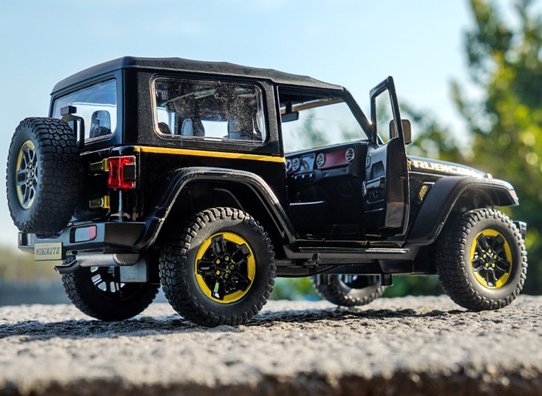 

Модель автомобиля Jeep Wrangler 1:20 внедорожник закрытый багажник черный