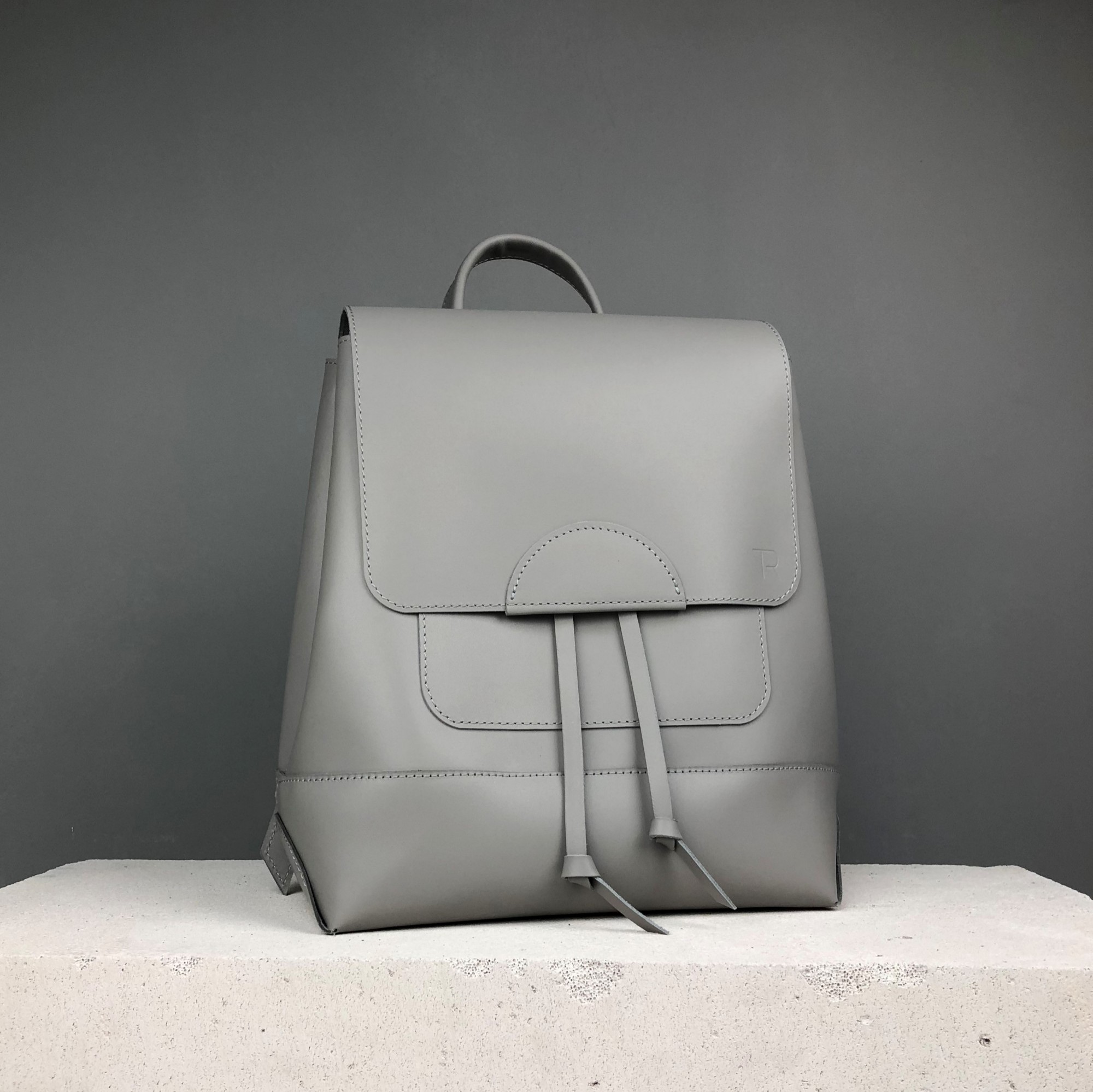 

Женский кожаный рюкзак TREBA 14007 Серый