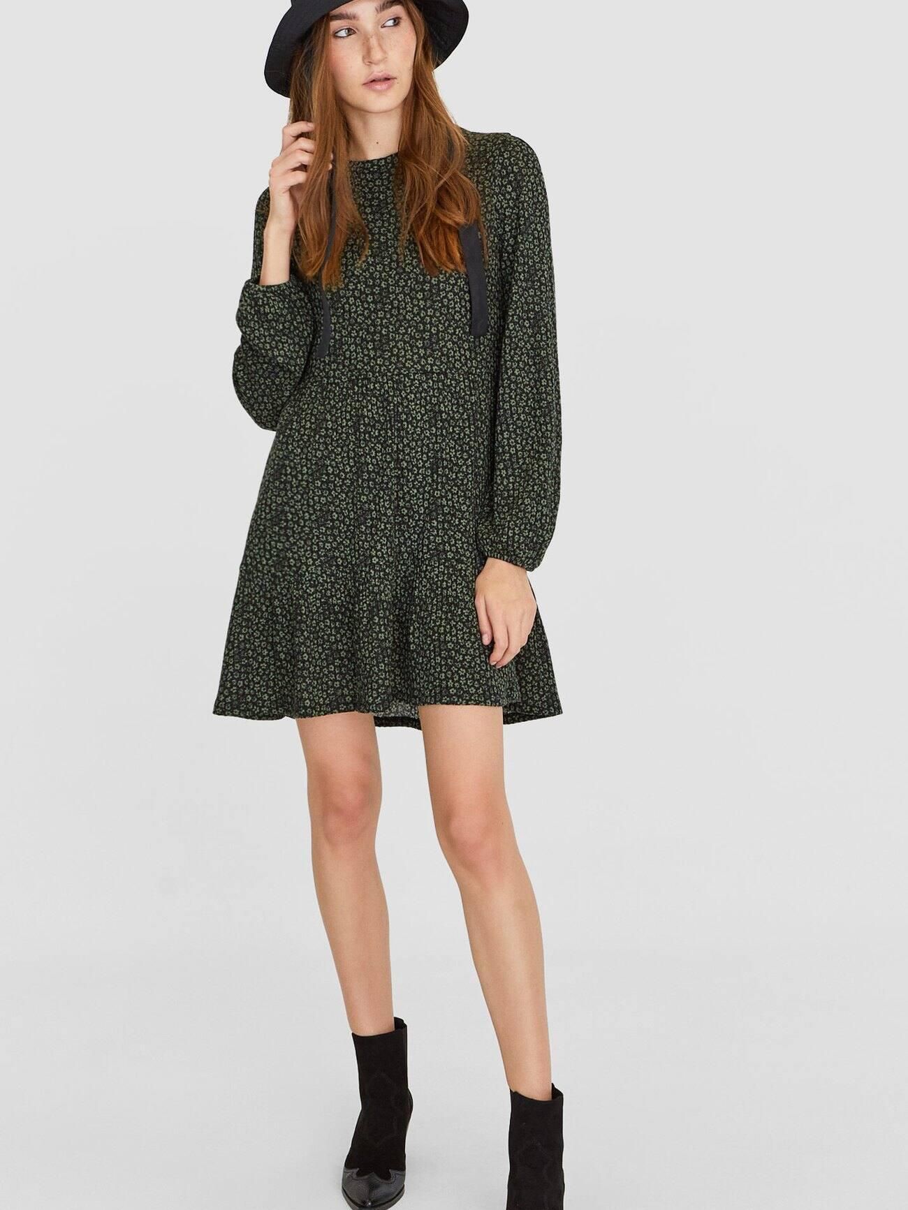 

Платье Stradivarius 2375/386/550-AAMZ S Черное с зеленым