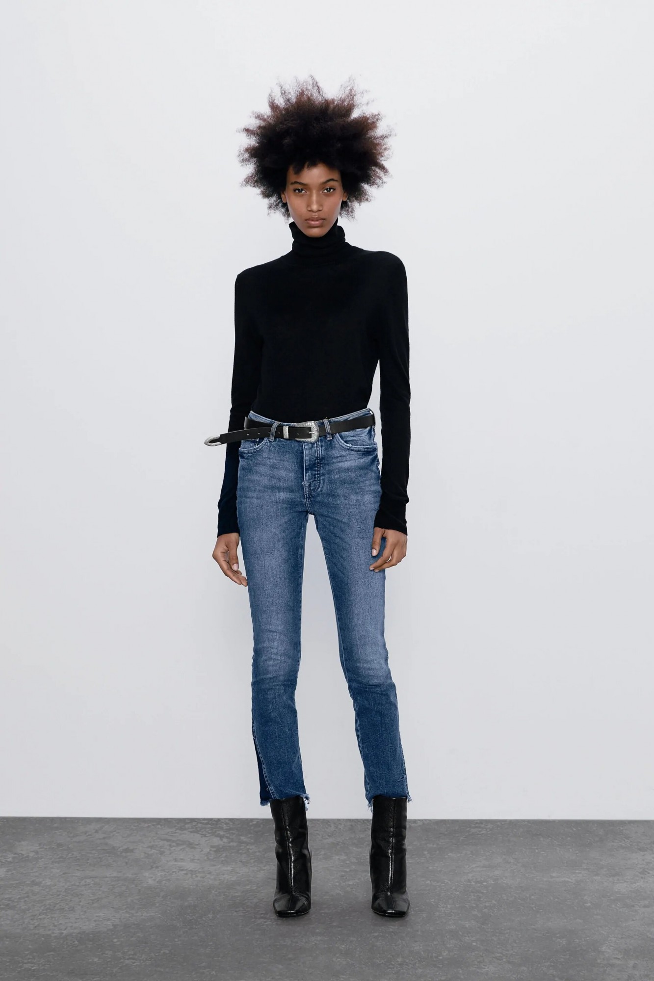

Джинсы Zara с потертостями 36 синие 16-0057