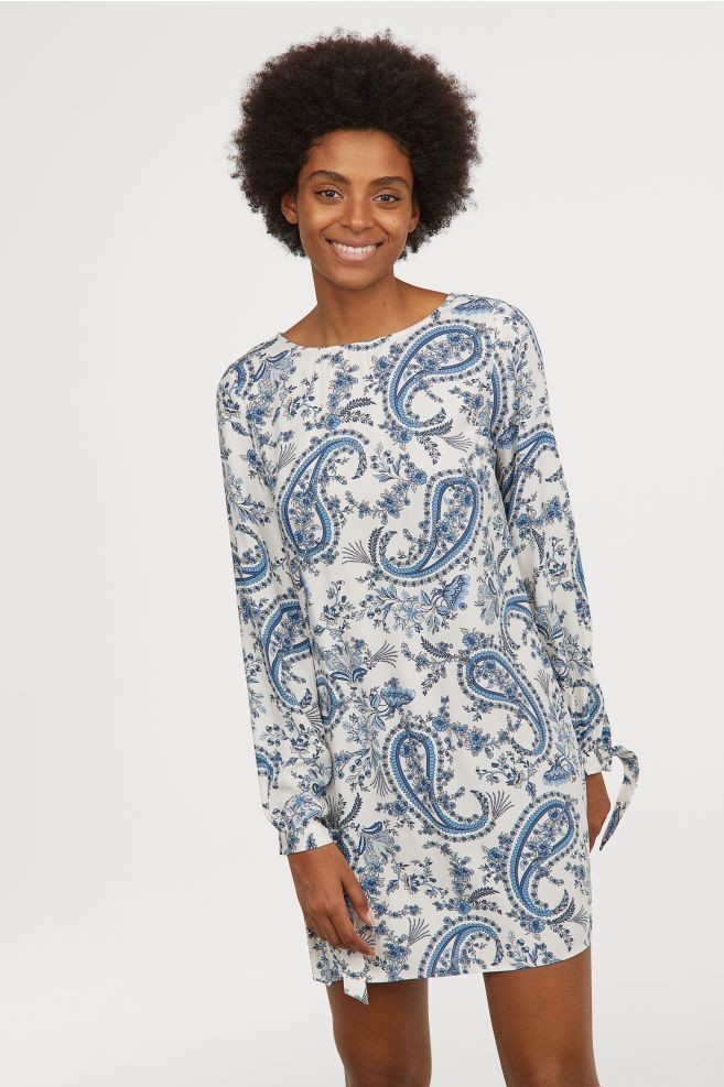 

Платье H&M 0663355 38 белое с рисунком 18-0036