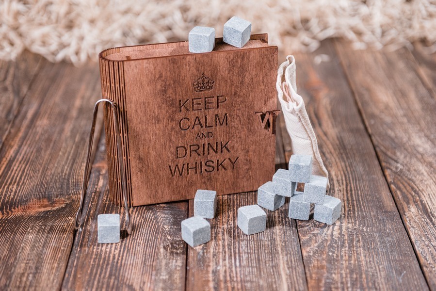 

Оригинальные стеатитовые камни для виски Whiskey Stones, 12 шт. в подарочном наборе "Keep calm"