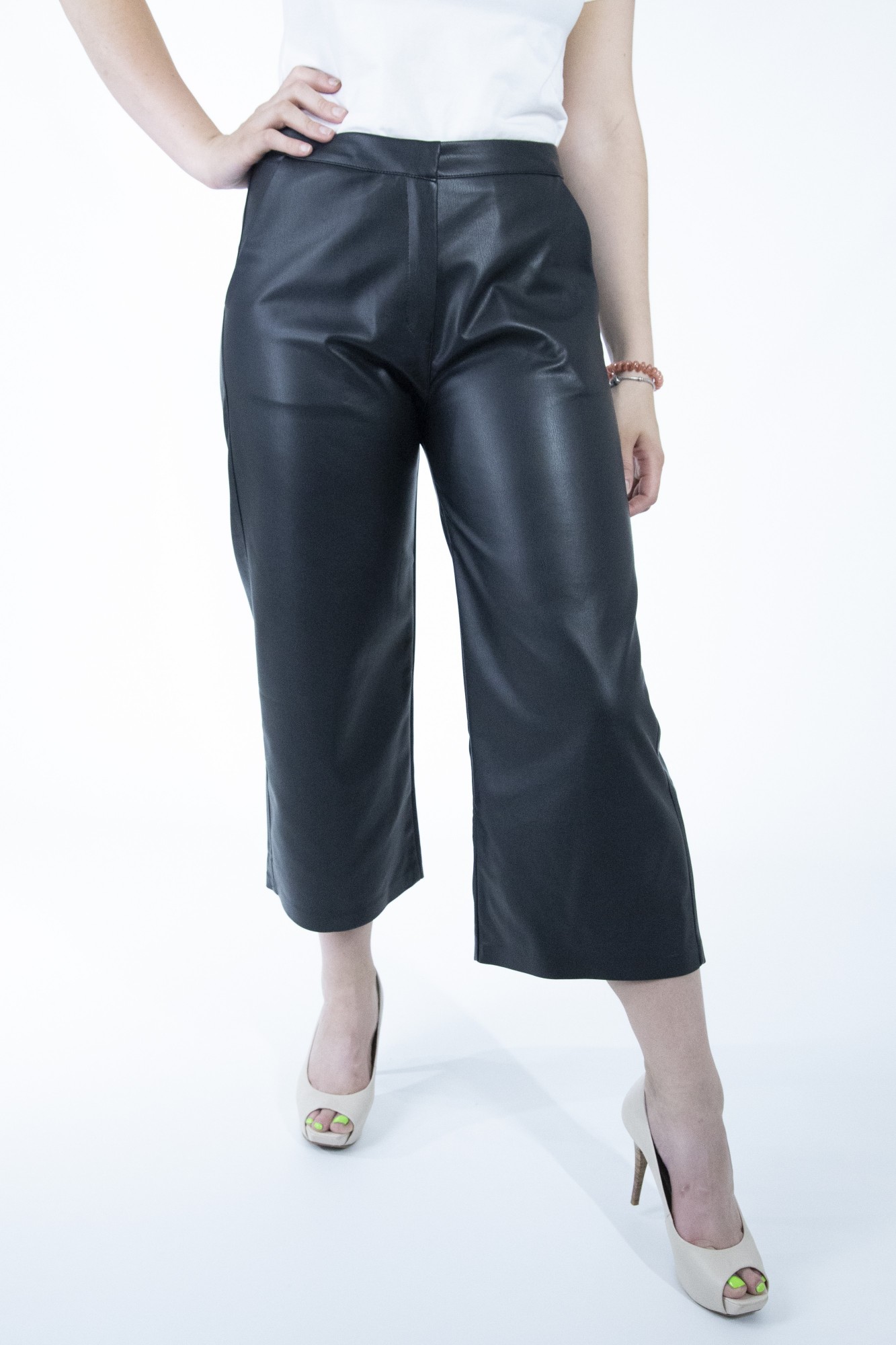 

Женские брюки-кюлоты из кожзама чёрного цвета Bebe L 21925-L
