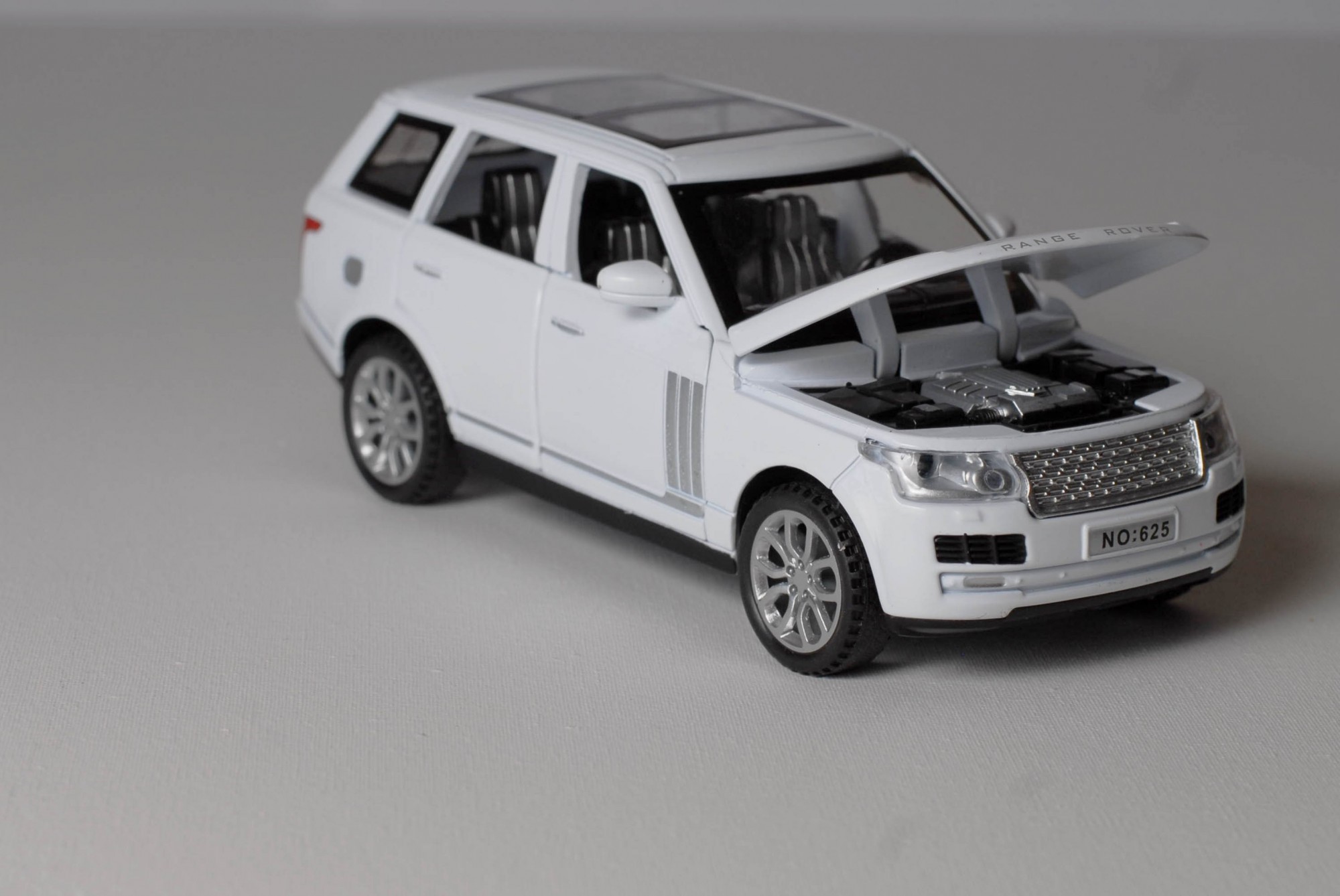 

Машина металлическая 1:32 «RANGE ROVER» белый | все открывается кроме задних дверей , инерция, звук, свет | 21x10x9см