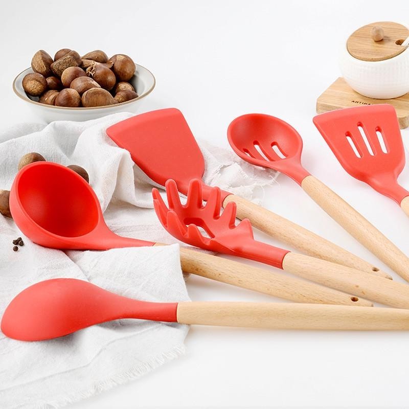 

Силиконовый кухонный набор поварешек Kitchen Set ZP-036B 12 предметов с бамбуковой ручкой Красный