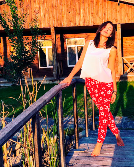 

Брюки-бананы Garna Красная звезда с карманами на резинке красные размер M (GAR_009_ЧЗ_M)