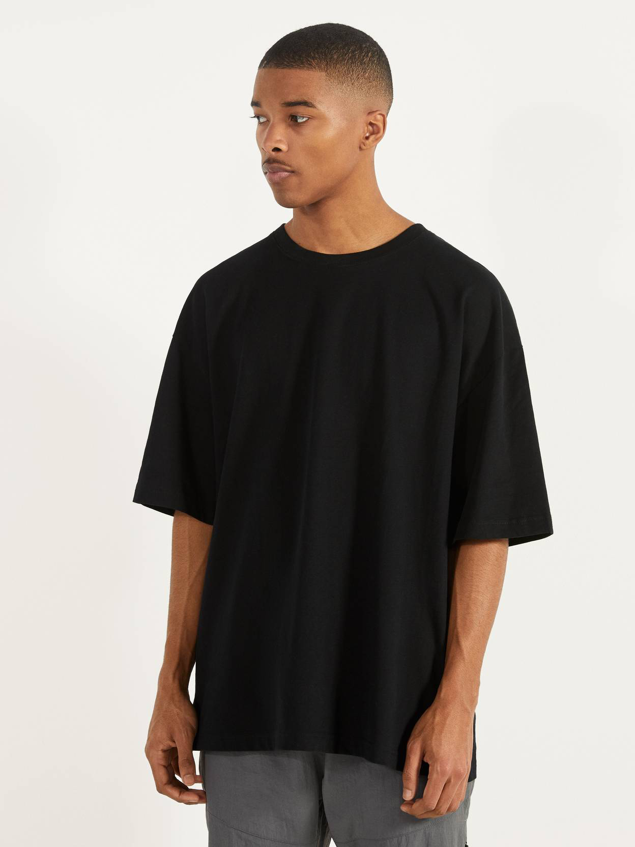 

Футболка Bershka 2373/880/800 S Черная