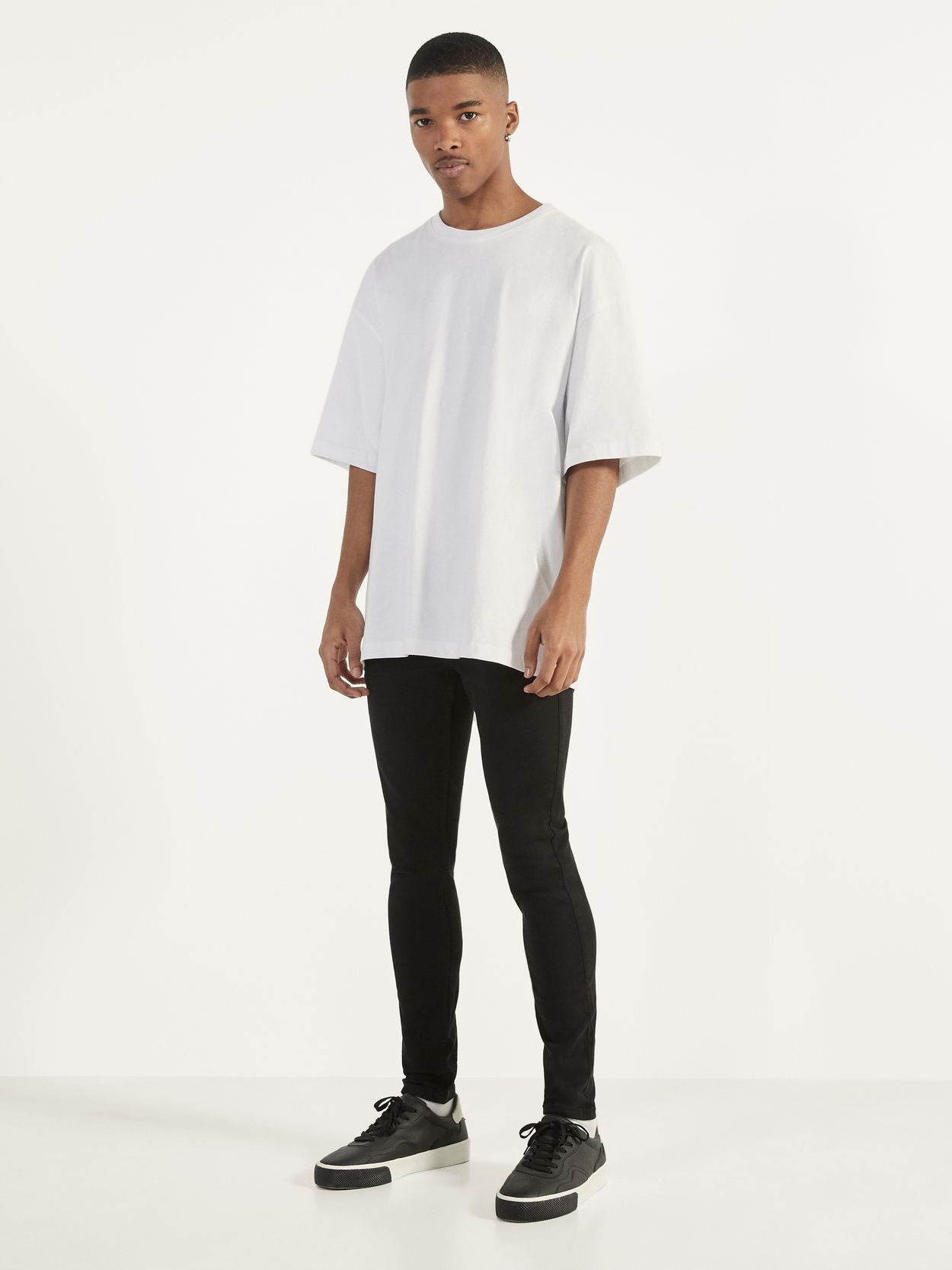 

Джинсы Bershka 0293/388/800 36 Черный джинс