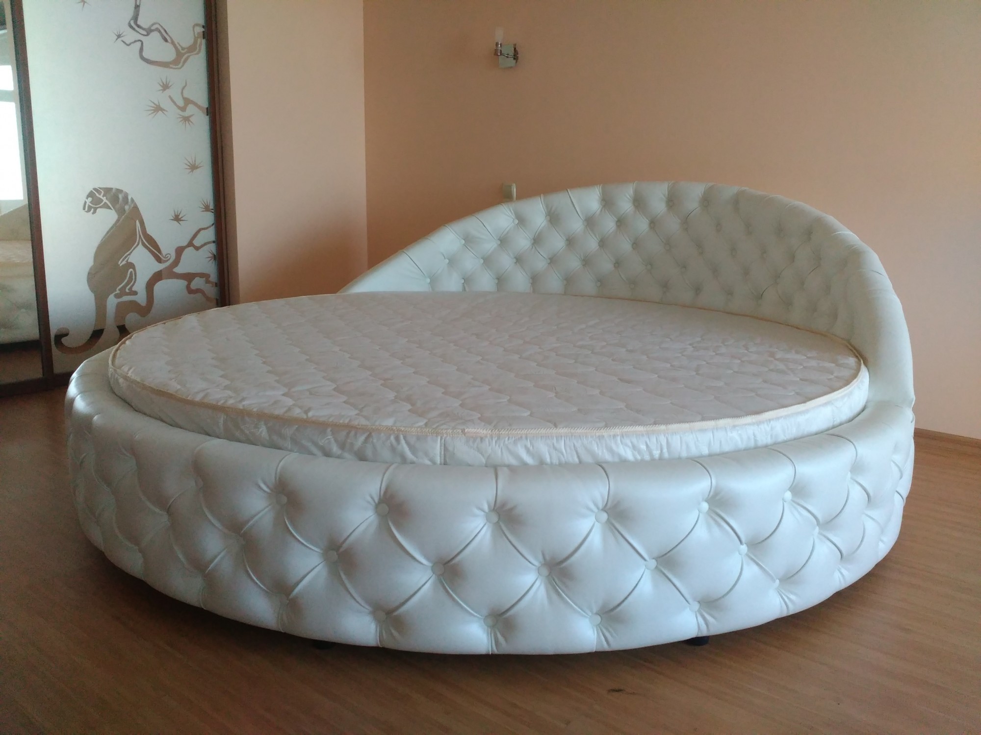 

Кровать Aris Victory круглая 210x210 см экокожа пуговицы в тон белый