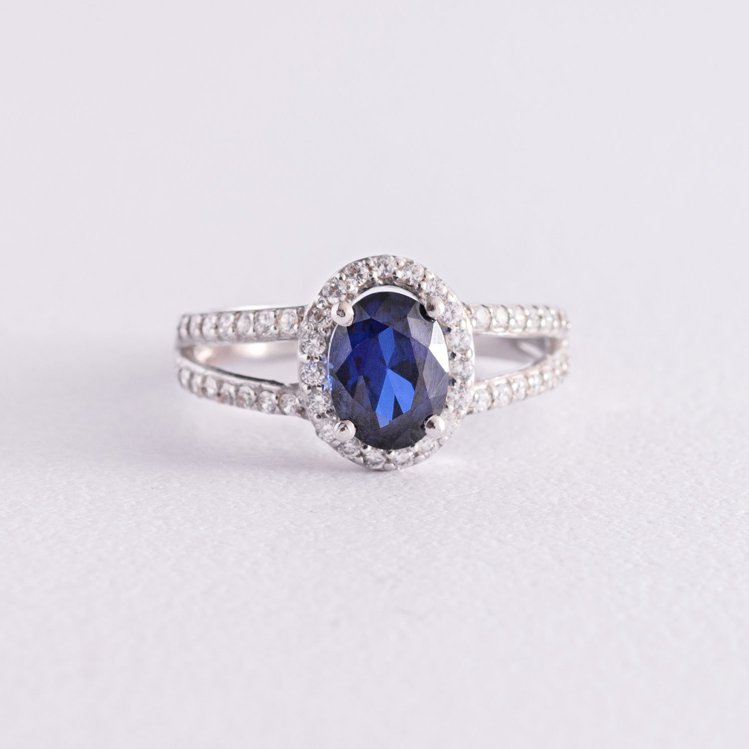 

Серебряное кольцо с сапфиром и фианитами 1351/1р-HSPH Оникс 18.5