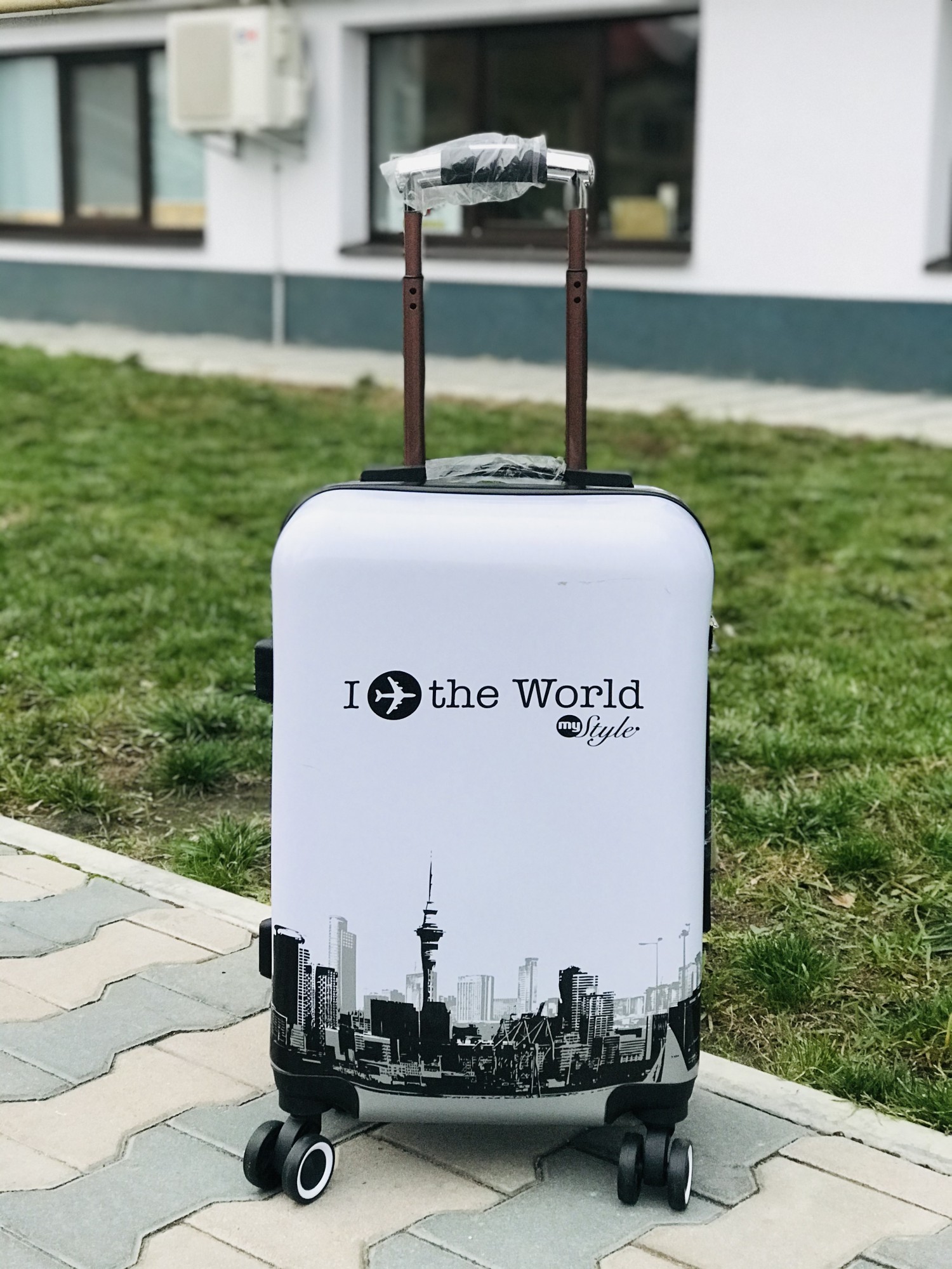

Чемодан пластиковый с принтом Travel и самолетом белый