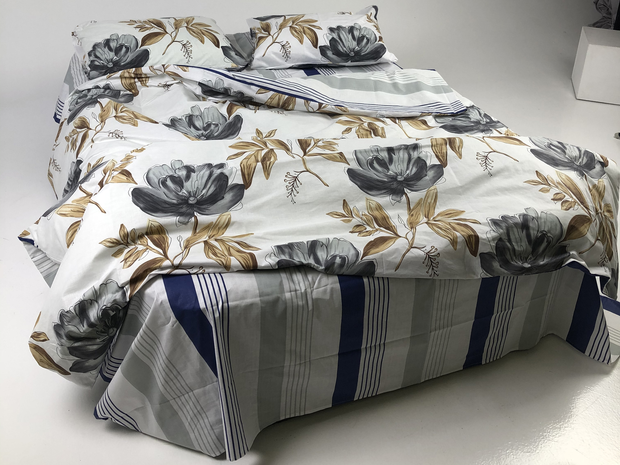 

Комплект постельного белья Lelit Бязь белый с принтом Цветы 150х215