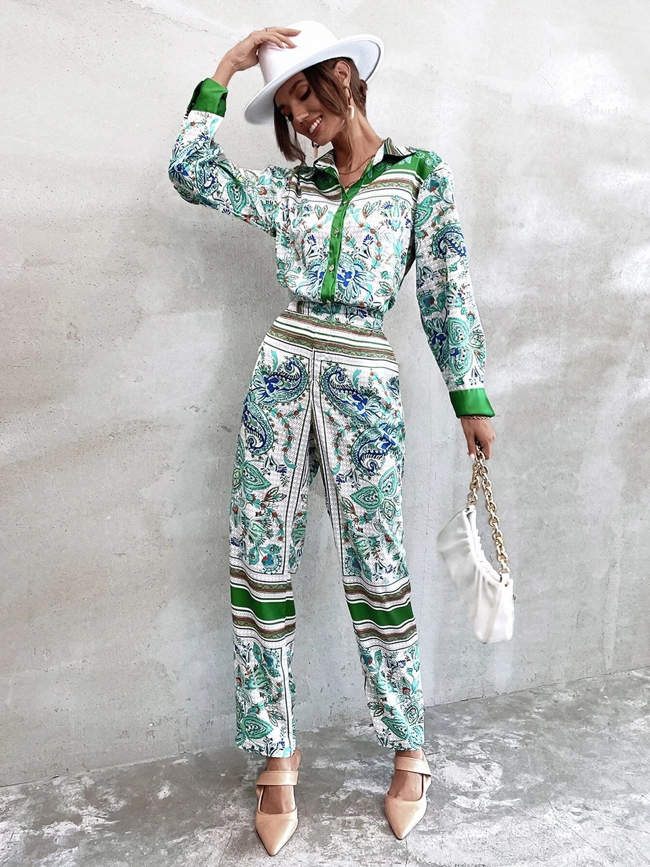 

Рубашка женская с растительным орнаментом Flower drawing Berni Fashion () Зеленый, Рубашка женская с растительным орнаментом Flower drawing Berni Fashion (M) Зеленый