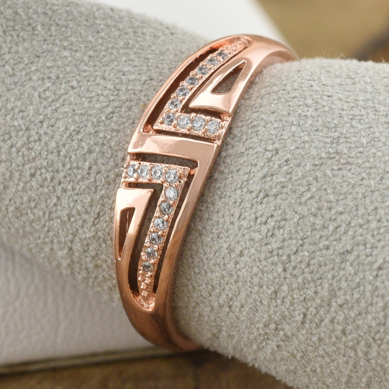 

Кольцо Xuping 15166 ширина 6 мм белые фианиты позолота РО20