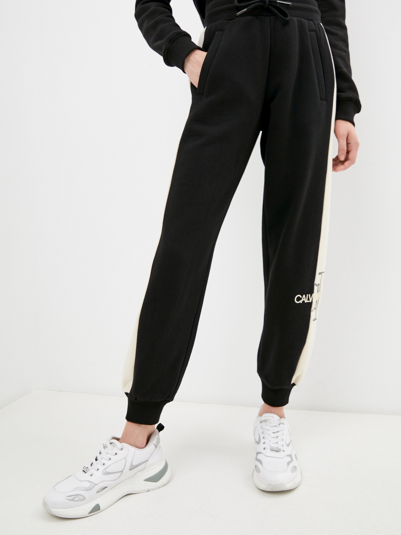 

Спортивные штаны Calvin Klein Jeans Monogram Blocking Jog Pant J20J217132-BEH S Черные