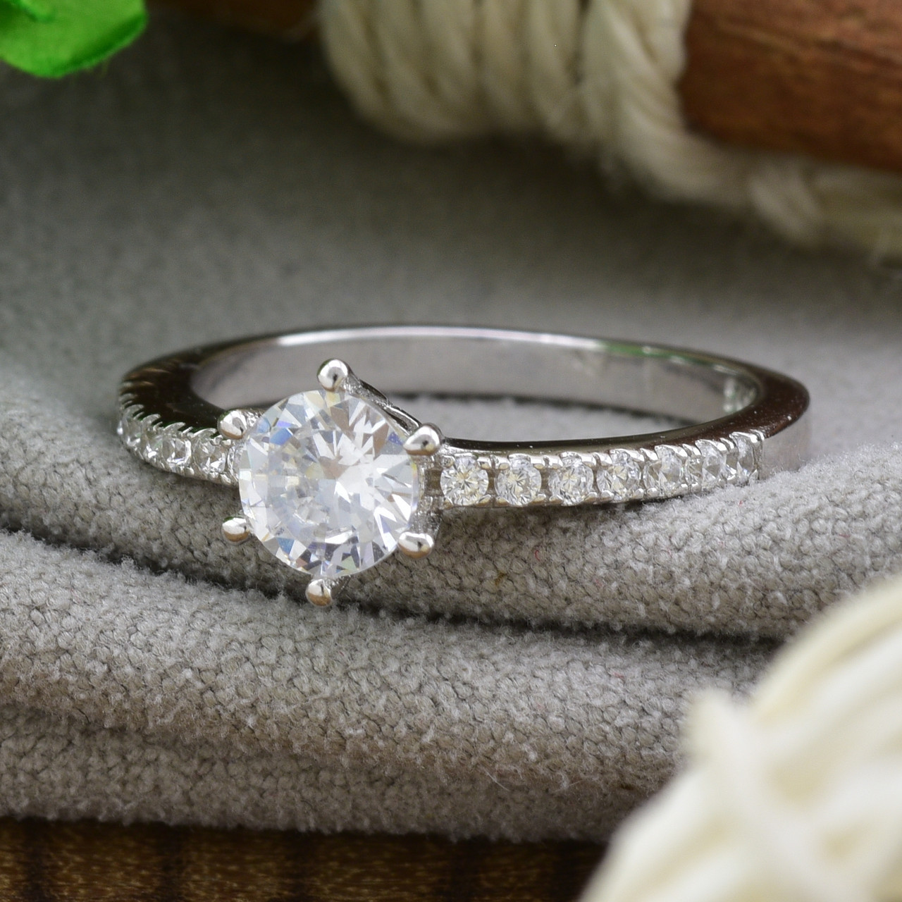 

Серебряное кольцо ТС510208б вставка белые фианиты 18