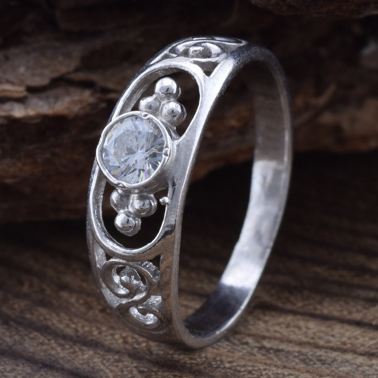 

Серебряное кольцо Марта вставка белые фианиты 19