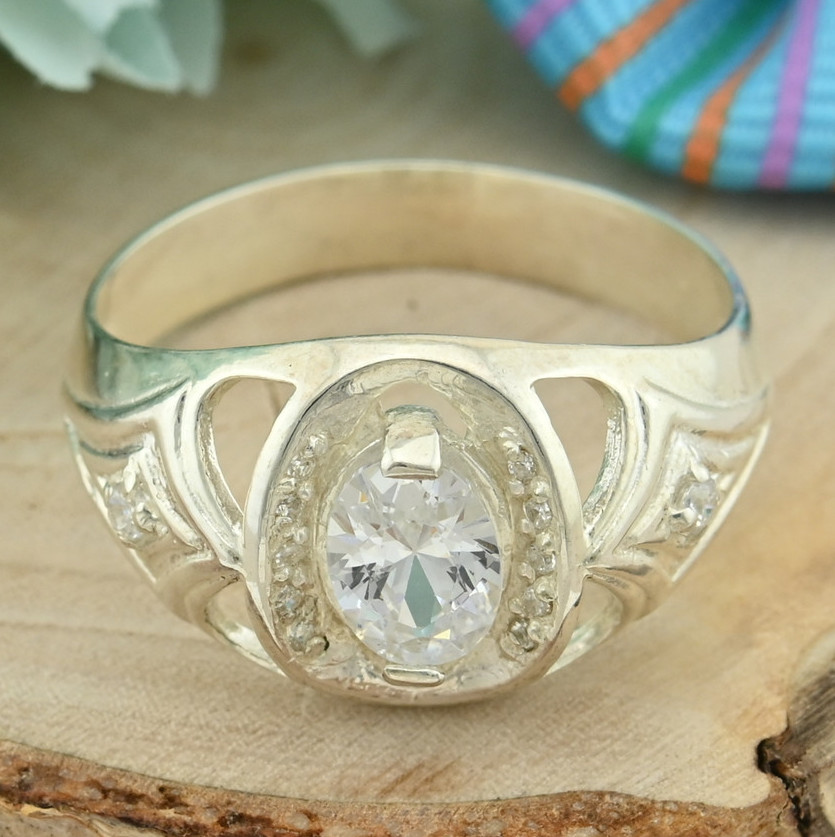 

Серебряное кольцо Индира вставка белые фианиты 19