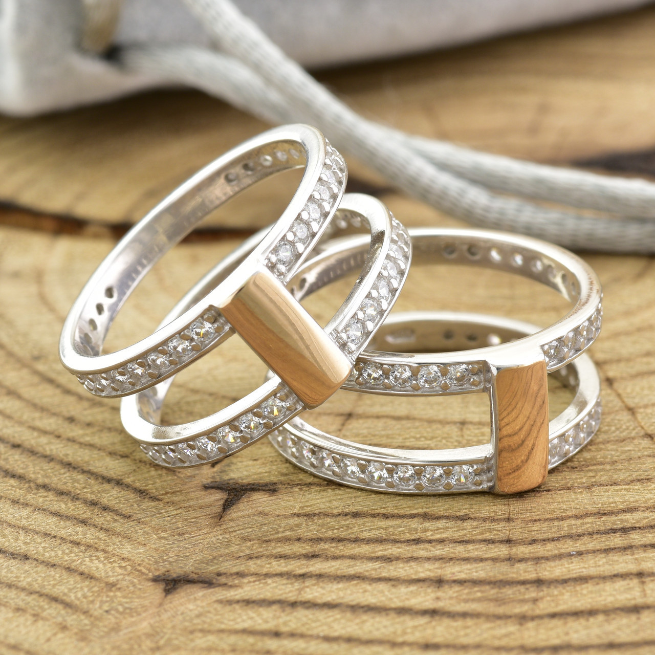 

Серебряное кольцо двойная с золотом 850БС вставка белые фианити20
