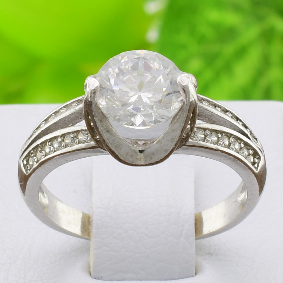 

Серебряное кольцо Муза вставка белые фианиты 18